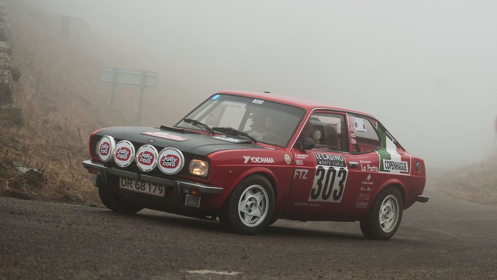 Lars Hindsgaul og Arne Pagh dukker op af tågen i Rally Monte Carlo Historique 2017
(Foto: Viggo Johansen)